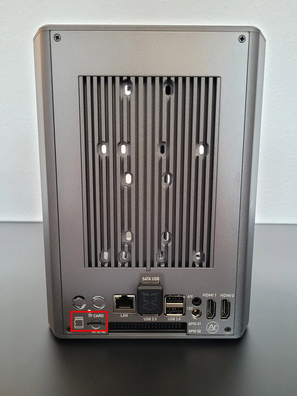 boitier argon eon - façade arrière port micro sd
